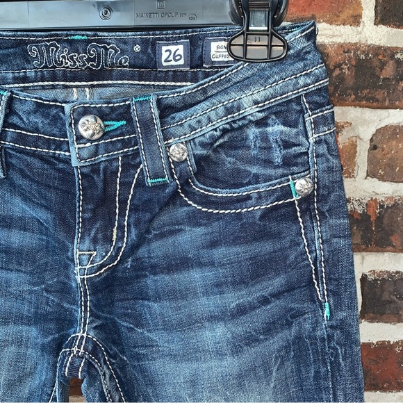 Miss Me Signature Cuffed Capri Floral Pocket Desgin - Picture 5 of 11